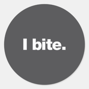 Sticker Rond Je mords. _ Un design amusant qui dit Je mords.