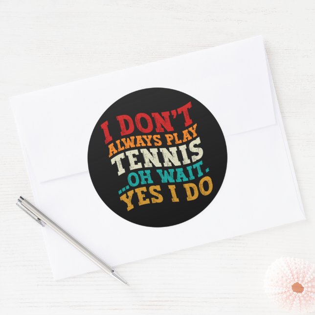 Sticker Rond Je ne joue pas toujours au tennis Oh attendez Oui  (Enveloppe)