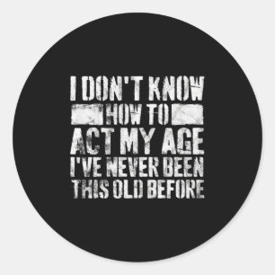 Sticker Rond Je ne sais pas comment agir selon mon âge, disent
