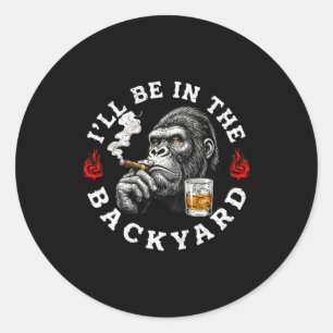 Sticker Rond Je serai dans la cour arrière humour cigare bourbo