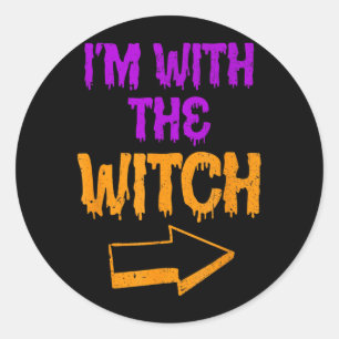 Sticker Rond Je suis avec la sorcière Drôle d'Halloween Couple