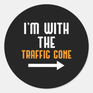 Sticker Rond Je suis avec le costume de cône de trafic amusant