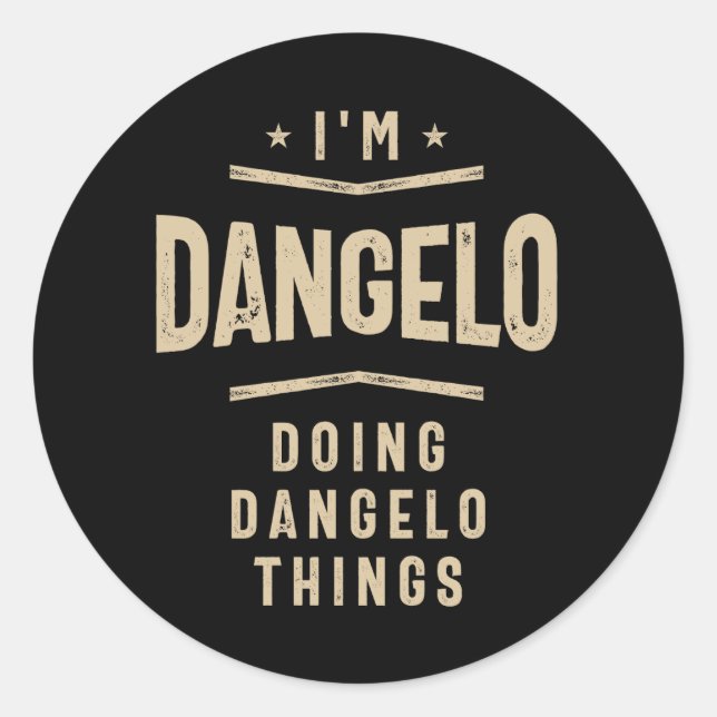 Sticker Rond Je suis Dangelo à faire des choses dangereuses (Devant)