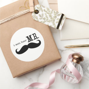 Sticker Rond Je suis la fille Mustache Groom