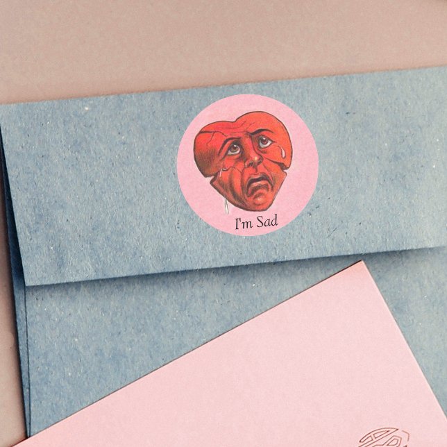 Sticker Rond Je suis triste en pleurant le visage du coeur (Red heart with sad crying face on light pink round stickers.)