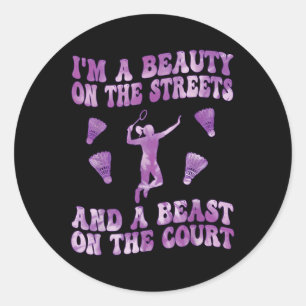 Sticker Rond Je suis une beauté dans les rues et une bête sur l