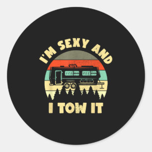 Sticker Rond Je suis Y et je le remorque, Caravane Camping Cara