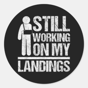 Sticker Rond Je Travaille Encore Sur Mes Débarquements S'Effond
