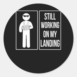 Sticker Rond Je Travaille Toujours Sur Mon Atterrissage Brisé D
