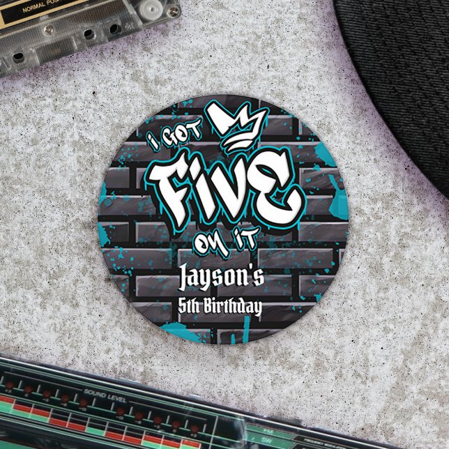 Sticker Rond J'en ai cinq (I Got Five on It Classic Round Sticker - Boy 5th Birthday - Graffiti)