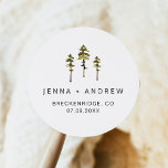 Sticker Rond JENNA Rustic Pines Forêt Mariage Faveur<br><div class="desc">Cet autocollant de faveur de mariage présente des pins d'aquarelle vert avec des polices rustiques et fait le tag parfait pour votre mariage de montagne. Utilisez ce modèle pour modifier les polices, la couleur de police et la couleur de l'arrière - plan afin de répondre aux besoins de votre événement....</div>