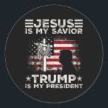 Sticker Rond Jésus Est Mon Sauveur Trump Est Mon Président 2024<br><div class="desc">Jésus est mon sauveur Trump est mon président 2024 Croix du drapeau américain</div>
