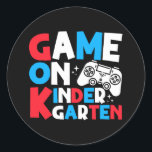 Sticker Rond Jeu Sur La Maternelle Grade Funny Birthday Boy<br><div class="desc">Drôle dit "Jeu en 6e année" Funny Jeu Vidéo Anniversaire Jeu de design coloré. Notre design "Game On Sixième Grade". Parfait pour les champs de football, les élèves intelligents et les petits joueurs, c'est une tenue mignonne et cool pour la journée d'école, les fêtes, les anniversaires. Laissez les garçons et...</div>
