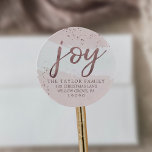 Sticker Rond Joie | Rose Gold Christmas Retours Adresse<br><div class="desc">Ces autocollants d'adresse de retour "joy" rose or de noël sont parfaits pour une carte de vacances ou une enveloppe d'invitation élégante. Le design comprend des pinceaux d'aquarelle rose pâle avec une touche d'or faux rose brillant et le mot festif "joie" en feuille d'or faux rose. Remarque : Ce design...</div>