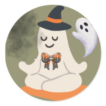 Joli fantôme méditant avec chapeau de sorcière