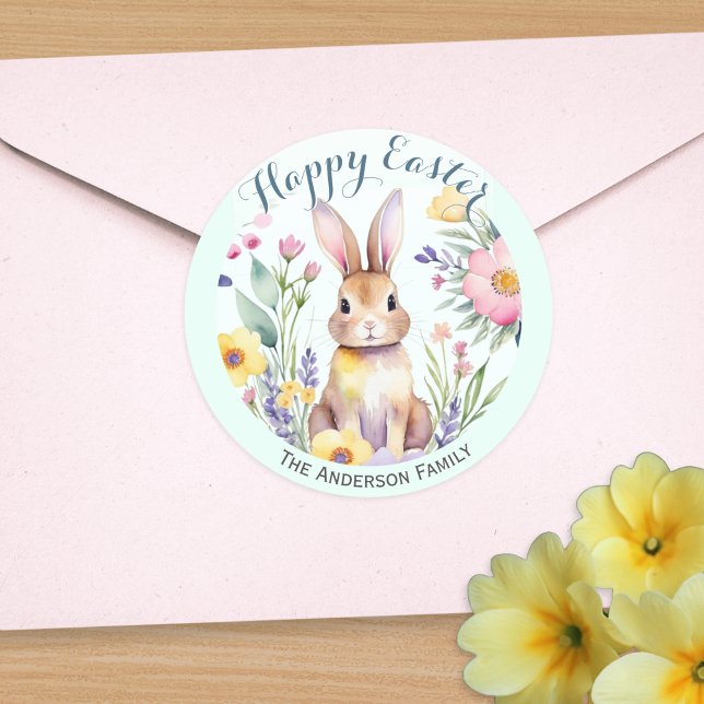 Sticker Rond Joli lapin de Pâques et fleurs personnalisé (A personalized sticker with rabbit and flowers in a watercolor style, and 'Happy Easter' greeting)