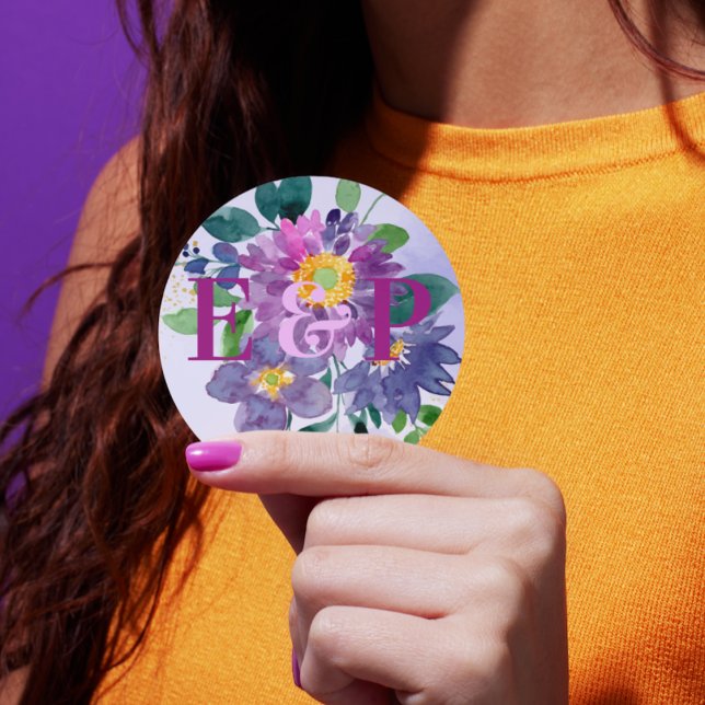 Sticker Rond Joli Monogramme bleu violet Mariage floral (Pretty Monogram Purple Blue Floral Wedding Classic Round Sticker)