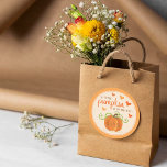 Sticker Rond Joli Petit Baby shower Citrouille<br><div class="desc">Ces mignons petits autocollants de citrouille sont parfaits pour toute personne célébrant un baby shower cet automne. Le design comprend un citrouille orange mignon avec des coeurs d'amour assortis et facile à personnaliser le libellé modèle. Les éléments correspondants se trouvent dans la collection.</div>