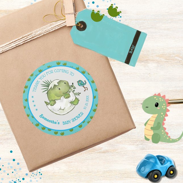 Sticker Rond Joli remerciement personnalisé pour une Baby Showe (Cute Hatching Dino Custom Baby Shower Thank You Classic Round Sticker)