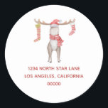 Sticker Rond Joli Whimsical Moose Christmas Adresse de retour<br><div class="desc">Les gens adorent cet orignal mignon et adorable orignal prêt à célébrer la période des fêtes de Noël. Resplendissant avec chapeau de Père Noël, écharpe rouge et blanche et deux bas de Noël. Le sceau parfait de l'enveloppe d'adresse de retour pour vos cartes de Noël de vacances et annonces de...</div>