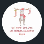 Sticker Rond Joli Whimsical Moose Christmas Adresse de retour<br><div class="desc">Les gens adorent cet orignal mignon et adorable orignal prêt à célébrer la période des fêtes de Noël. Resplendissant avec chapeau de Père Noël, écharpe rouge et blanche et deux bas de Noël. Le sceau parfait de l'enveloppe d'adresse de retour pour vos cartes de Noël de vacances et annonces de...</div>