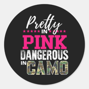 Sticker Rond Jolie en rose, dangereuse en camouflage, chasseuse