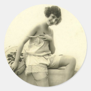 Sticker Rond Jolie fille à la mode risquée photo des années 192