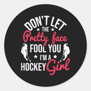 Sticker Rond Jolie Fille de Hockey qui te Trompe - Hockey sur G