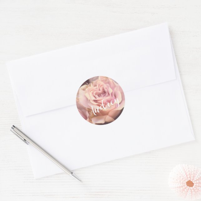 Sticker Rond Jolie rose rose sur gris pâle  (Enveloppe)