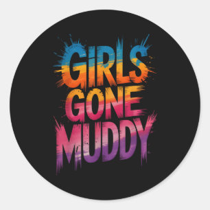 Sticker Rond Jolies filles devenues boueuses course de boue cop