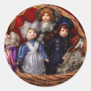 Sticker Rond Jouet - Poupées - Un panier de poupées victorienne