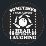 Sticker Rond Joueur de bowling à dix broches Quote Bowling cade<br><div class="desc">Drôle de dire Parfois je peux presque entendre le dessin de la Ten Pin riant pour l'équipe, le club, le bowler et le joueur de bowling. Grand motif bowler avec une boule de bowling et épingles pour le tournoi de bowling ou la soirée bowling sur la piste de bowling pour...</div>