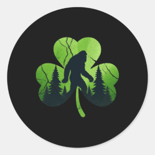 Sticker Rond Jour de la Saint Patrick Bigfoot Sasquatch Shamroc