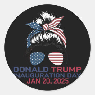 Sticker Rond Jour de l'investiture 2025 Funny Trump Girl Messy