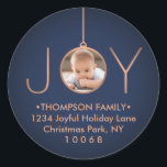 Sticker Rond JOY Photo Marine Blue Christmas Retourner Adresse<br><div class="desc">Célébrez les joies simples de la saison avec ces photos personnalisées bleu marine et faux cuivre rond étiquettes d'adresse / enveloppes scellés. Le texte sur ce modèle est facile à customiser. (CONSEIL EN MATIÈRE DE PLACEMENT D'IMAGE : Une façon de centrer une photo exactement comment vous voulez est de la...</div>