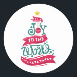 Sticker Rond Joy to the World Christmas Citation Typographie<br><div class="desc">Stickers avec une illustration amusante et fantaisiste. Design typographique en forme d'arbre de Noël avec quelques ornements de noël et une étoile au-dessus. A l'intérieur sont les mots : Joie au monde.</div>