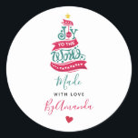 Sticker Rond Joy to the World Christmas Citation Typographie<br><div class="desc">Fabriqué avec des autocollants personnalisés d'amour avec une illustration amusante et fantaisiste. Design typographique en forme d'arbre de Noël avec quelques ornements de noël et une étoile au-dessus. A l'intérieur sont les mots : Joie au monde.</div>