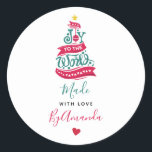Sticker Rond Joy to the World Christmas Citation Typographie<br><div class="desc">Fabriqué avec des autocollants personnalisés d'amour avec une illustration amusante et fantaisiste. Design typographique en forme d'arbre de Noël avec quelques ornements de noël et une étoile au-dessus. A l'intérieur sont les mots : Joie au monde.</div>