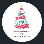 Sticker Rond Joy to the World Christmas Citation Typographie<br><div class="desc">Stickers avec une illustration amusante et fantaisiste. Design typographique en forme d'arbre de Noël avec quelques ornements de noël et une étoile au-dessus. A l'intérieur sont les mots : Joie au monde.</div>