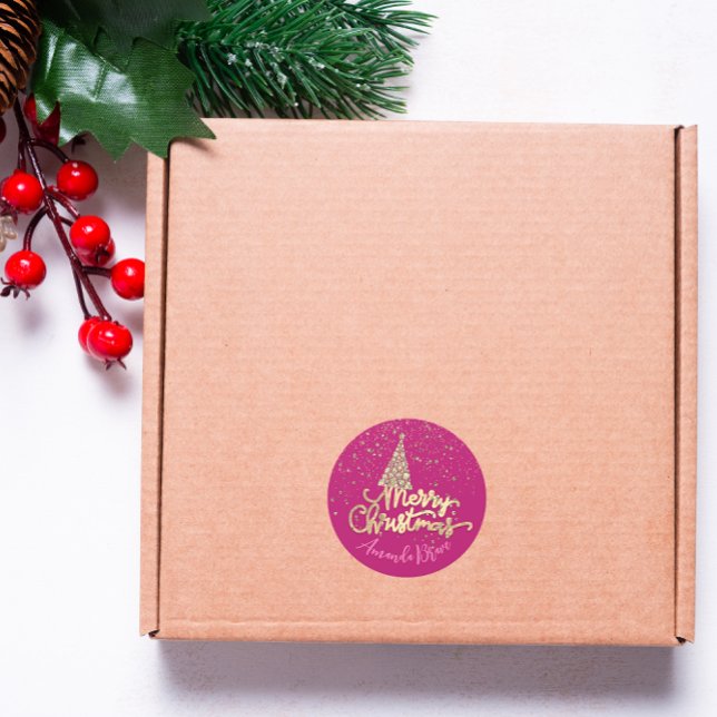 Sticker Rond Joyeux Arbre de Noël Nom de script Gold Rose (Merry Christmas Tree Script Name Gold Pink Classic Round Sticker )