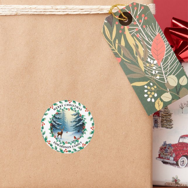 Sticker Rond Joyeux cerf de Noël et nom de famille d'oiseau rou (Merry Christmas deer and robin bird family name Classic Round Sticker.)