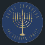 Sticker Rond Joyeux Chanukah Navy Gold Menorah Holiday<br><div class="desc">Cet autocollant présente une menorah dorée sur un arrière - plan bleu marine. Le message ci-dessus dit "Heureux Chanoukah". En dessous de la menorah est un endroit pour votre nom de famille que vous pouvez personnaliser ou enlever si vous voulez.</div>