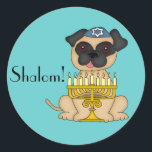 Sticker Rond Joyeux Chien Hanoukka-Carlin avec Menorah<br><div class="desc">Cet autocollant très mignon a un petit chien Carlin,  portant un yarmulke bleu avec une étoile de David et une Menorah assis devant lui. Vous pouvez customiser le texte de "Shalom !" si vous le souhaitez,  ou supprimer.</div>