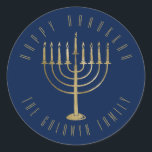 Sticker Rond Joyeux Hanoukka 'Blue Gold Menorah Holiday<br><div class="desc">Cet autocollant présente une menorah dorée sur un arrière - plan bleu marine. Le message ci-dessus dit "Heureux Hanoukka". En dessous de la menorah est un endroit pour votre nom de famille que vous pouvez personnaliser ou enlever si vous voulez.</div>