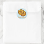 Sticker Rond Joyeux Hanoukka Chanukah Challah Pread Holiday<br><div class="desc">Sticker présente une illustration originale d'une miche de pain d'allah tressé,  avec HAPPY HANOUKKA dans une police amusante. Ne vois-tu pas ce que tu cherches ? Vous avez besoin d'aide pour la personnalisation ? Contactez Rebecca pour avoir quelque chose conçu pour vous.</div>