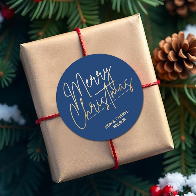 Sticker Rond Joyeux Noël Gold Script en bleu (Merry Christmas in gold script on blue 3" round stickers)