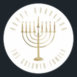 Sticker Rond Joyeux Noël Hanoukka Menorah<br><div class="desc">Cet autocollant présente une menorah dorée. Le message ci-dessus dit "Heureux Hanoukka". En dessous de la menorah est un endroit pour votre nom de famille que vous pouvez personnaliser ou enlever si vous voulez.</div>
