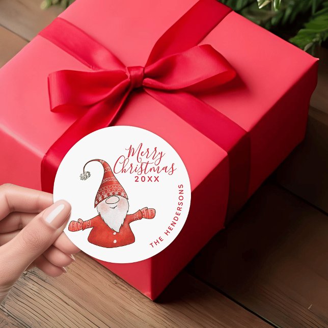 Sticker Rond Joyeux Noël moderne rouge et blanc (Elegant Red and White Merry Christmas Sticker with a Cute Gnome)