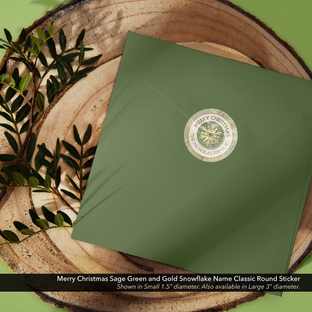 Sticker Rond Joyeux Noël Vert Sauge et Or Nom de Flocon de Neig (Merry Christmas, Sage Green and Gold Snowflake Round Envelope Seal Personalized with Your Name)