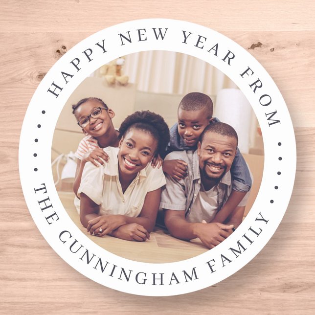 Sticker Rond Joyeux Nouvel An Moderne Simple Chic Photo Famille (Créateur téléchargé)